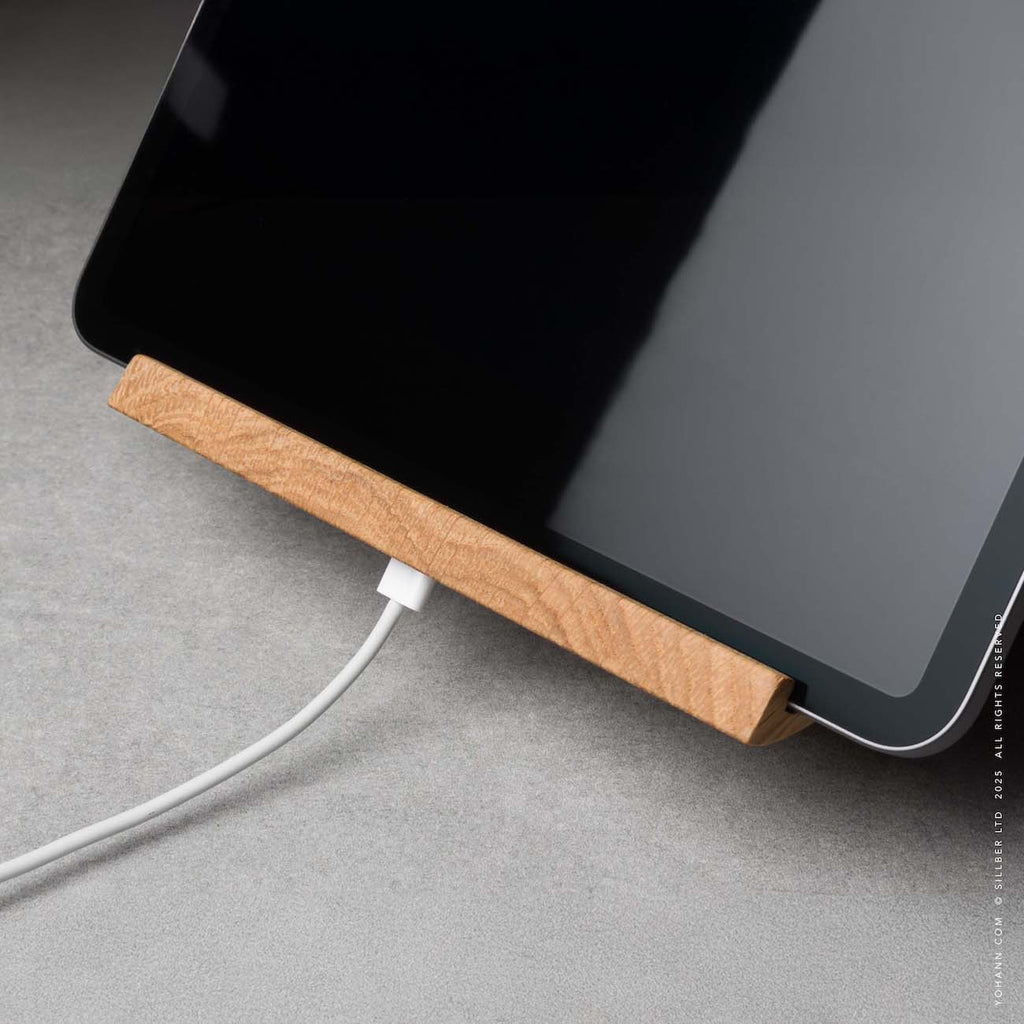 01-iPad-Stand-Oak-Yohann-P1-square-detail-cable-1 mob-view