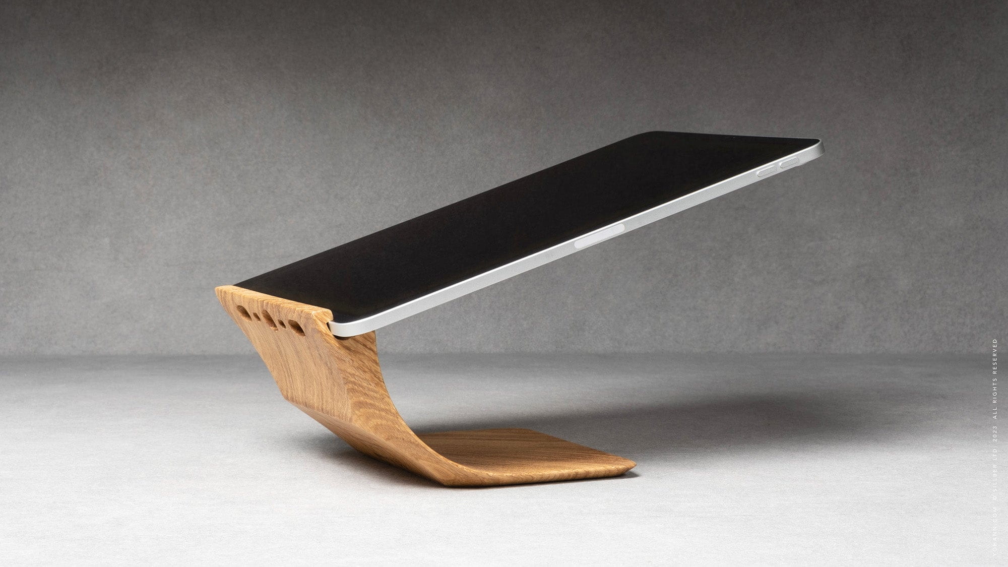 iPhone Stand Wood – YOHANN