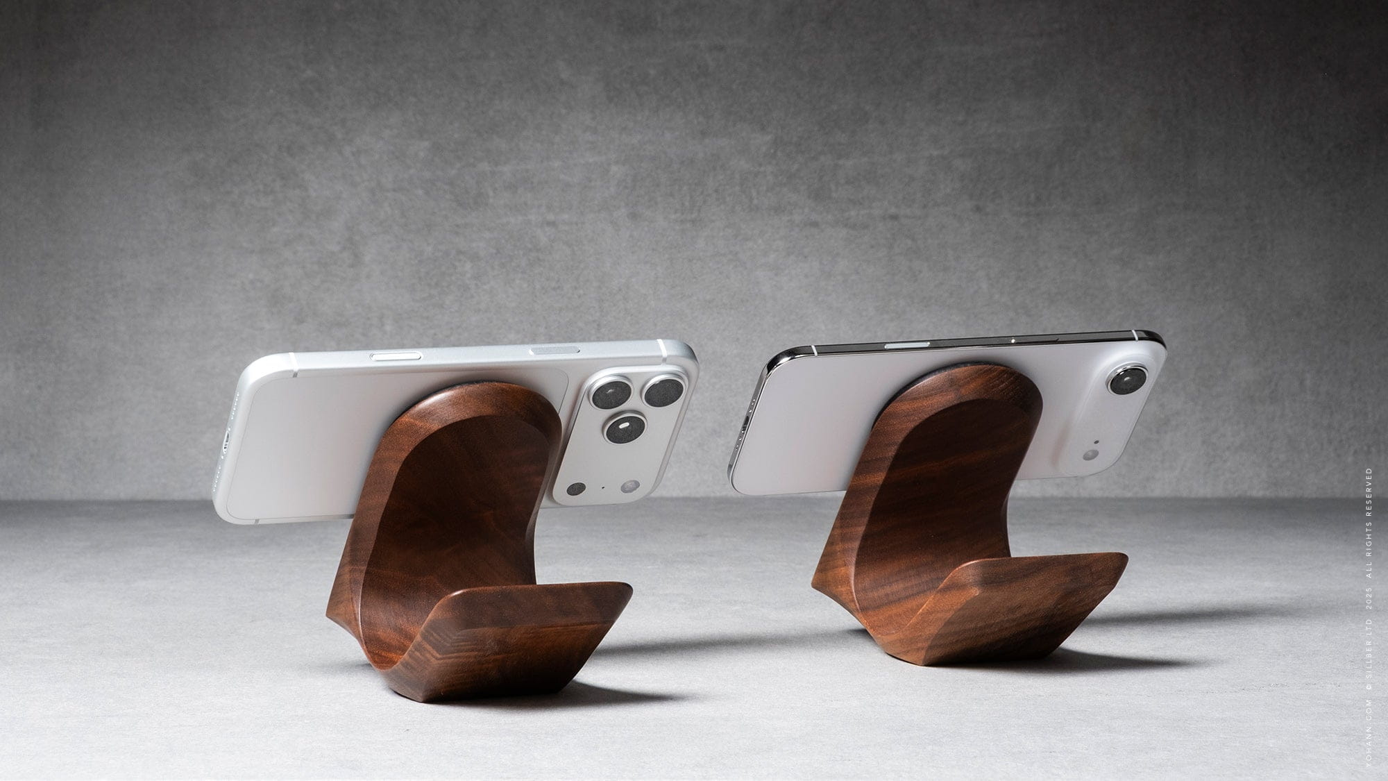 iPhone Stand Wood – YOHANN - Main Image