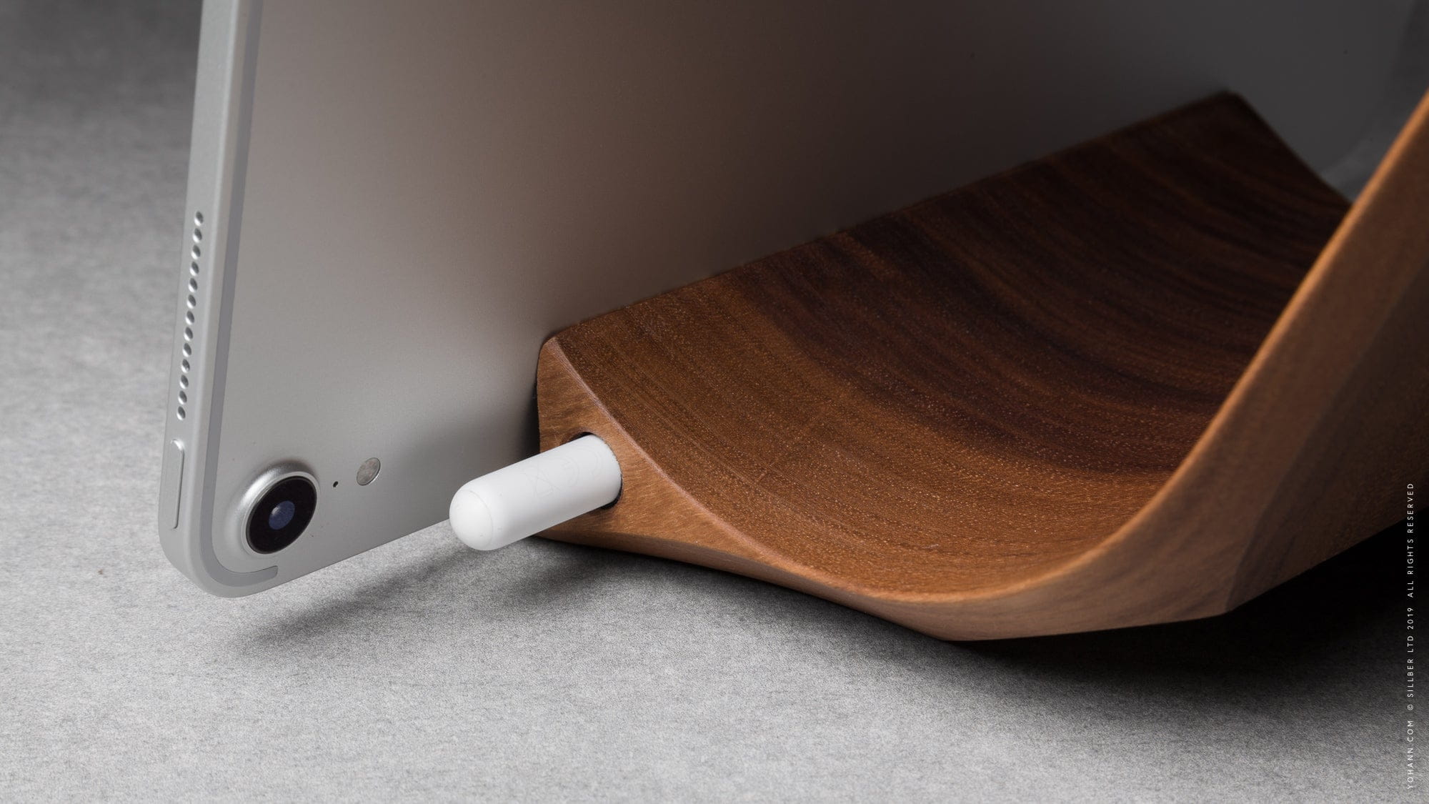 iPhone & Apple Watch Charging Station Wood – YOHANN