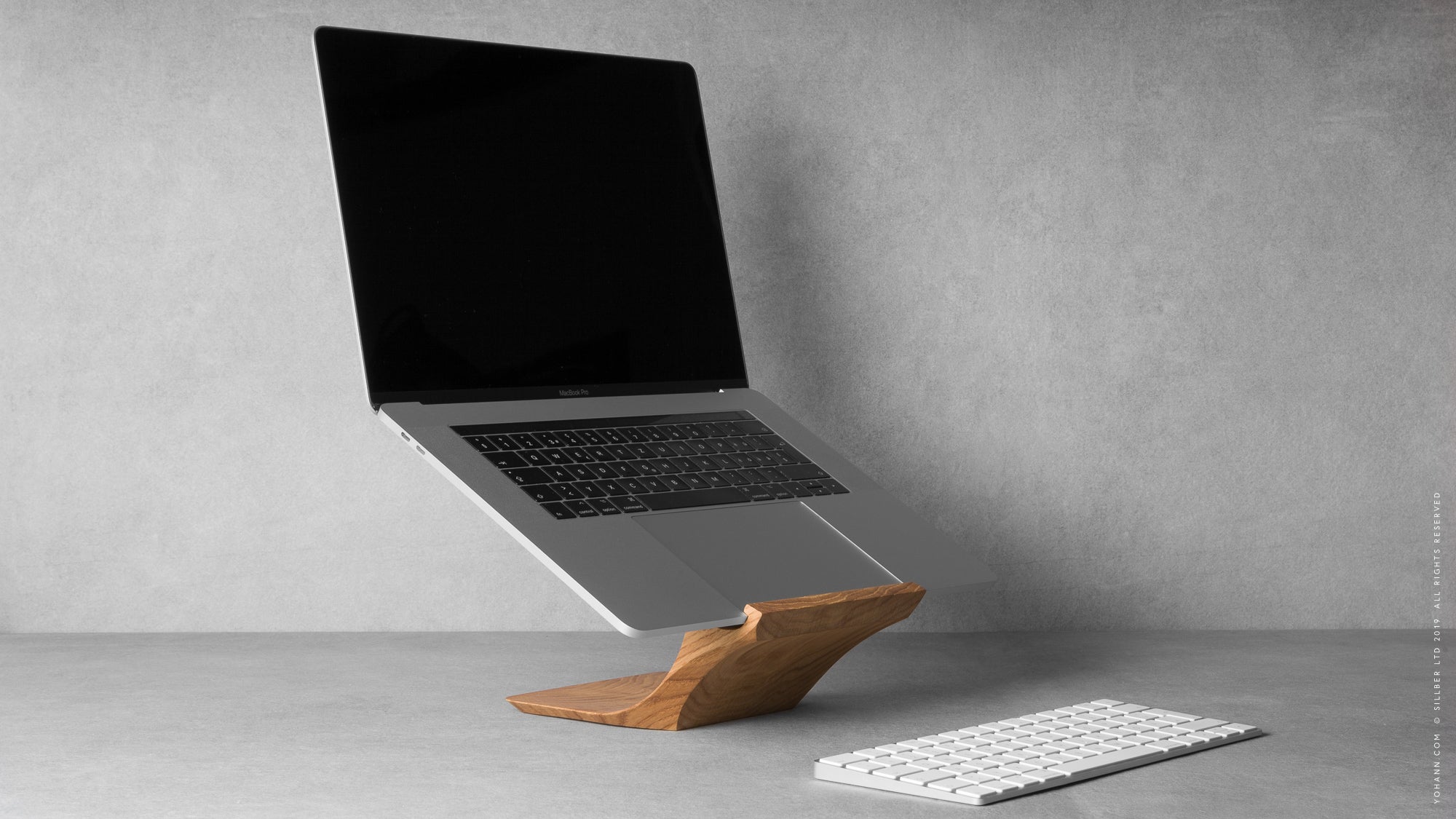 Debeam laptop wooden stand on Ekohunters